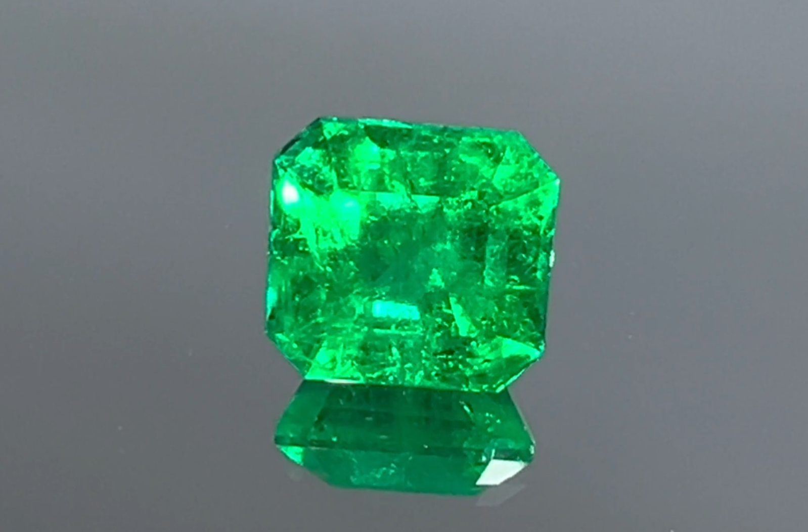 3.56ct vivid grüner kolumbianischer Muzo Smaragd Ring mit D Flawless Diamanten, eingefasst in 18 Karat Gelbgold
