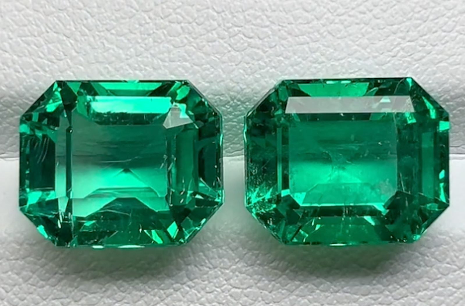 13.48ct vivid grüner kolumbianischer Muzo Smaragd Ohrringe mit D Flawless Diamanten, eingefasst in 18 Karat Weissgold