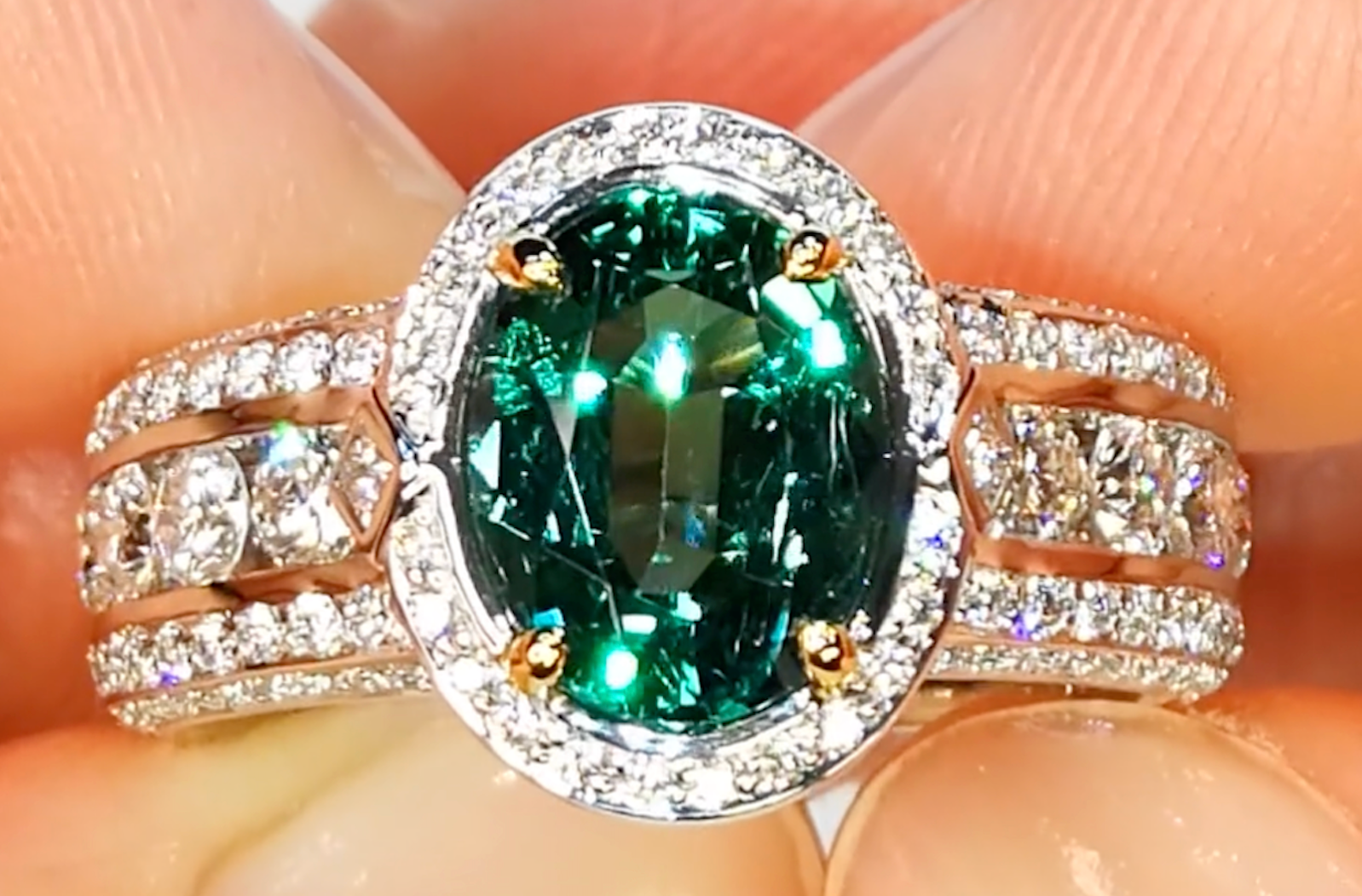 2.41ct russischer Smaragd Ring mit D Flawless Diamanten, eingefasst in 18 Karat Weissgold